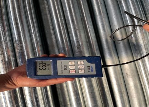 表面にキャップの保護を持つERW鋼管 裸塗装と長さ0.3-1.2m